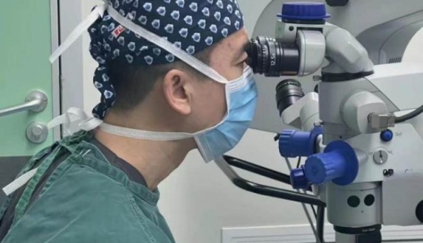 全国首批强生全视TECNIS Symfony™ Toric IOL植入手术在何氏眼科集团成功开展